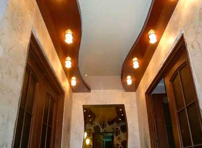 Натяжной потолок в коридоре